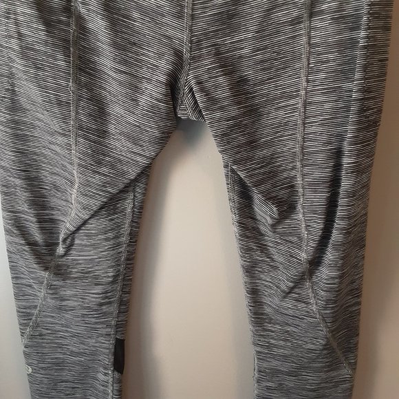 lululemon Leggings Size 6, Cropped, Pockets, Black and Grey, - Picture 8 of 13